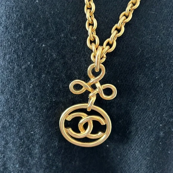 CHANEL RARE Gold plated necklace chain 27”, CC logo 3” - Picture 3 of 8